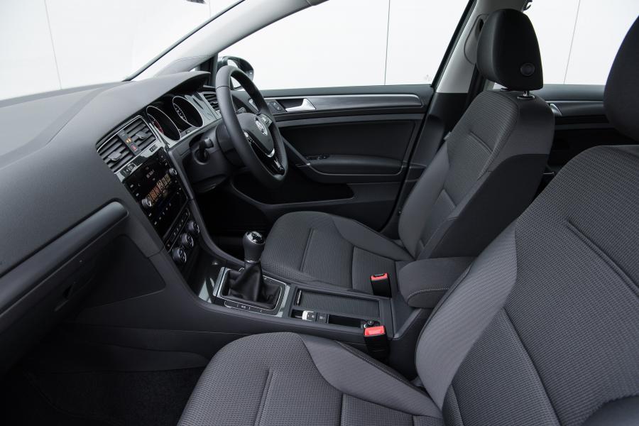Интерьер Volkswagen Golf TSI Estate 2017 года  (UK) (фото 13 из 24)